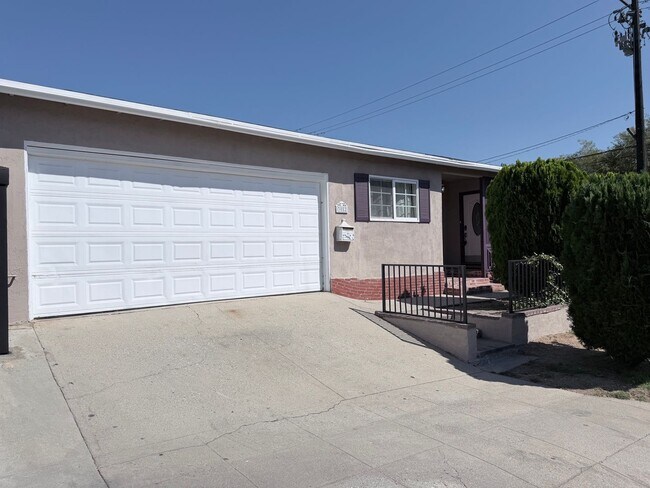 Building Photo - 3082 Thurin Ave