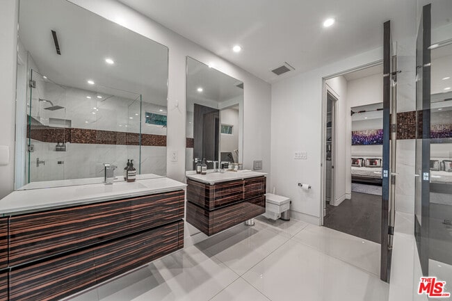 Building Photo - 511 N Rexford Dr