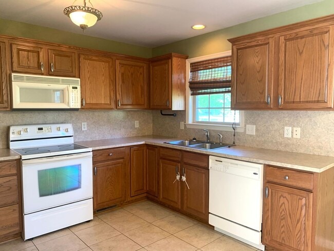 Building Photo - CONTRACT PENDING!! Lovely single family, brick rancher home with 3 beds/2.5 baths!!