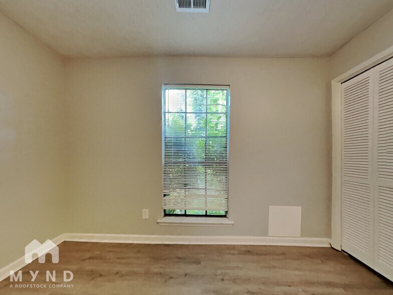 Building Photo - 3047 Brook Hollow Dr