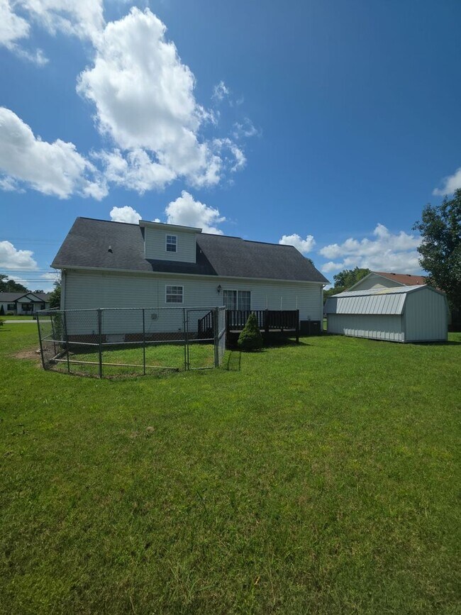 Building Photo - Spacious 4-Bedroom Pet-Friendly Home with Garage and Hardwood Floors
