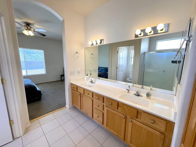 Building Photo - Large 2 Bedroom Home off the Parkway!