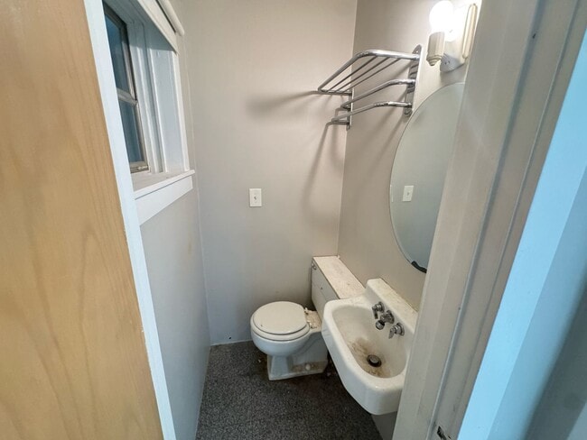 Building Photo - Close to Downtown! Includes washer and dryer