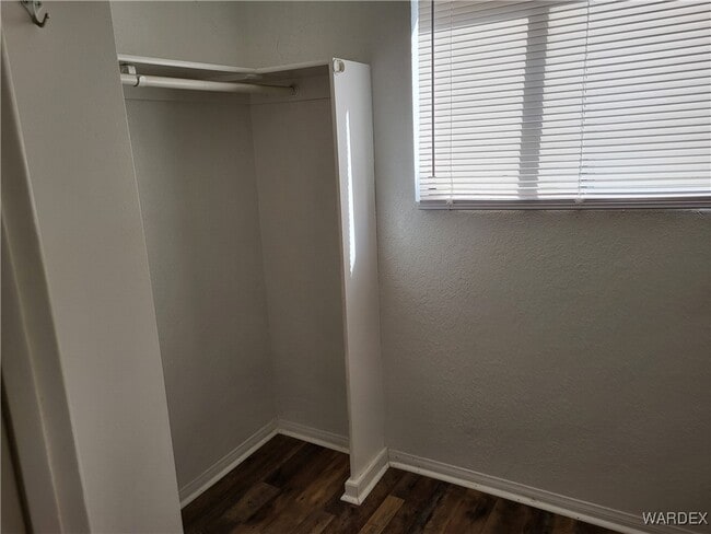 Building Photo - 2864 Country Club Dr