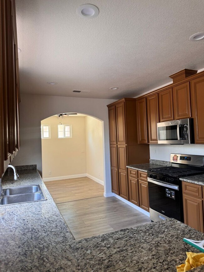 Building Photo - Move in Ready