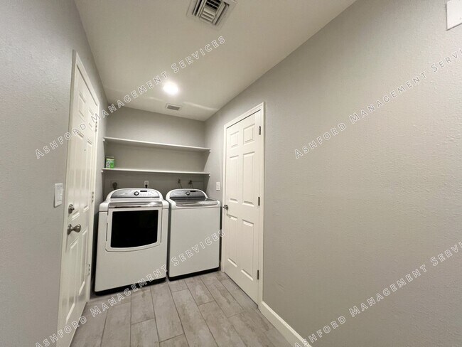 Building Photo - REMODELED 3 BEDROOM 2 BATH GEM WITH DETACH...