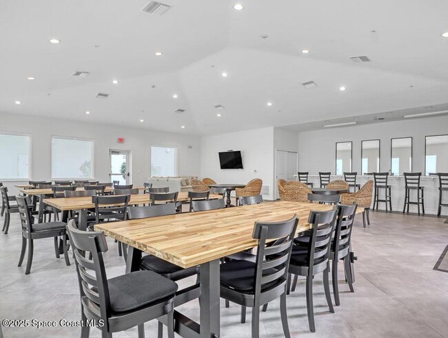 Building Photo - 1435 S Harbor City Blvd