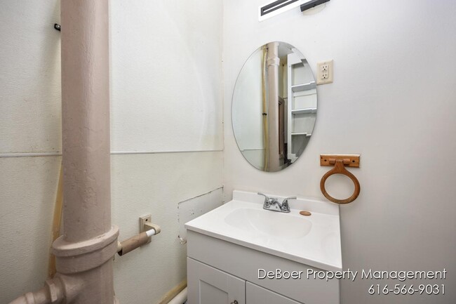 Building Photo - 1621 Lakeshore Dr