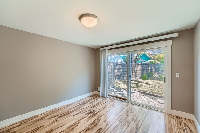 Building Photo - Amazing 3bed/1bath Fourplex with Backyard!