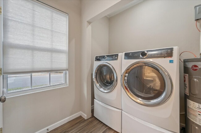 Building Photo - Charming Midtown Home – Updated and Move-I...