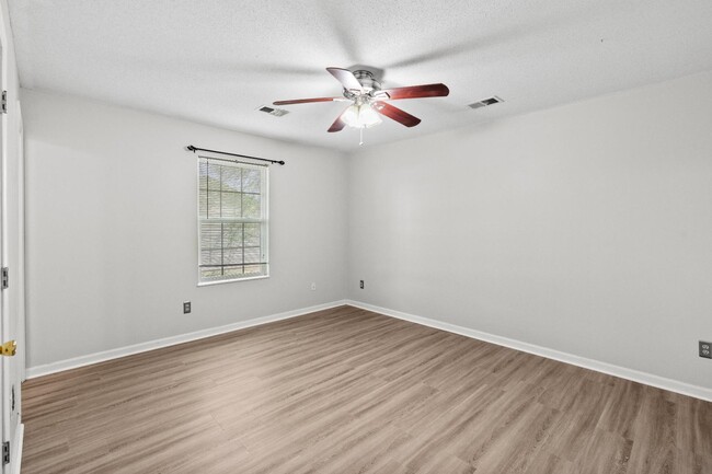 Building Photo - 1302 Williamsburg Dr