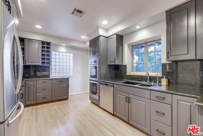 Building Photo - 1328 Linda Rosa Ave