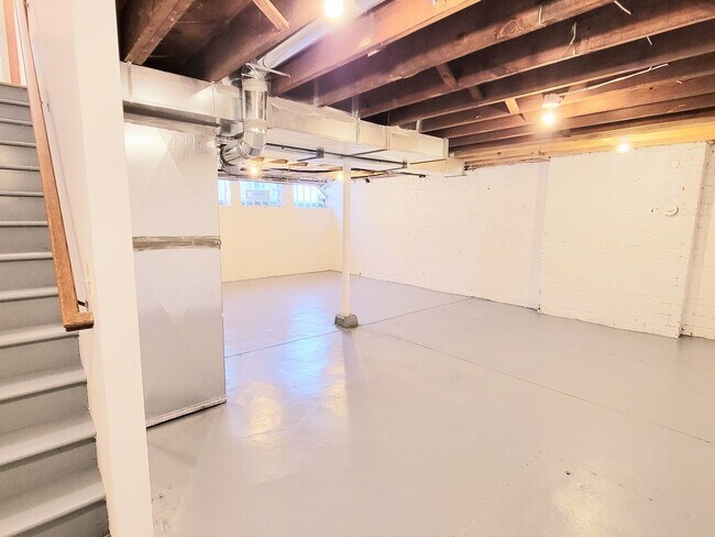 Building Photo - 2166 Arlington Ave