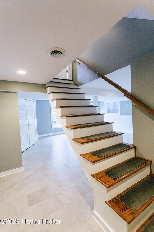 Building Photo - 2417 Ashwood Dr