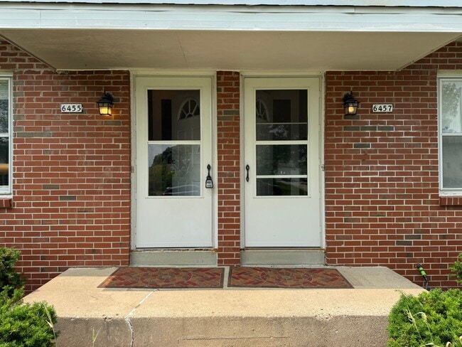 Building Photo - Your new Townhouse Awaits! 3 Bed / 1.5 Bat...
