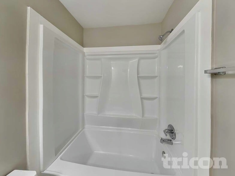 Building Photo - 1048 Whispering Woods Dr