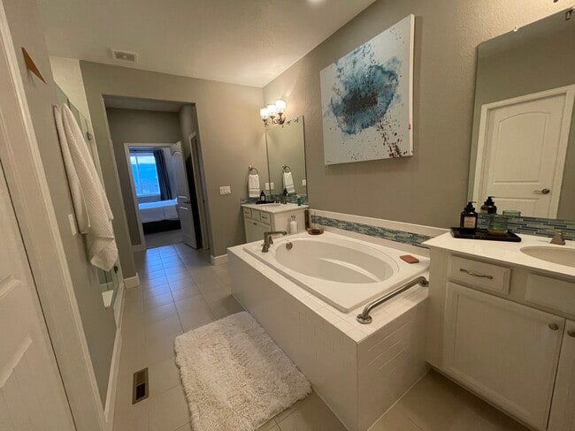 Master bath, double vanities. - 1410 Promontory Bluff Vw