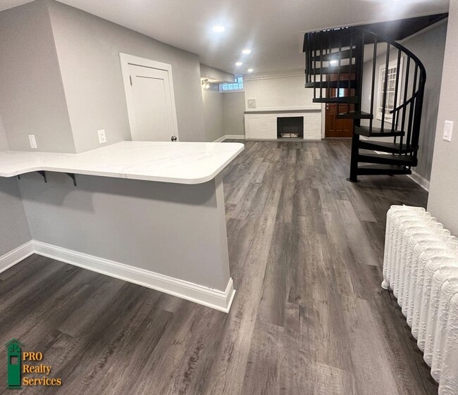 Building Photo - Gorgeous 3 Bedroom Main Level Duplex Unit
