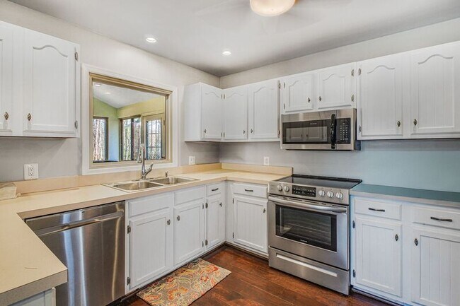 Building Photo - 306 Happy Creek Rd