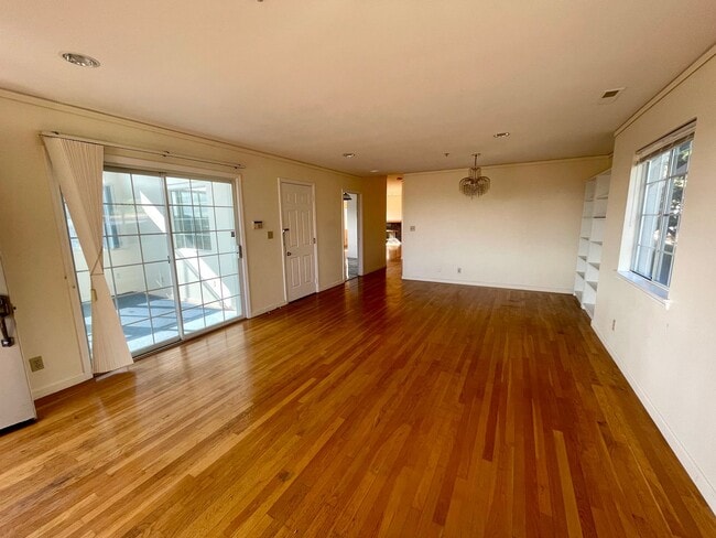 Building Photo - Spacious 3 Bedroom House