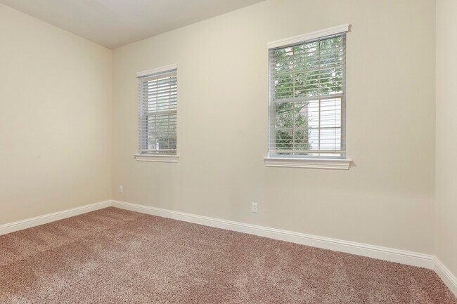 Building Photo - 5812 La Vista Dr