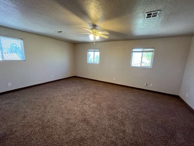 Building Photo - ***RV PARKING*** Wonderful 3 bed 3 bath home in Saint George. Private covered balcony with wonder...