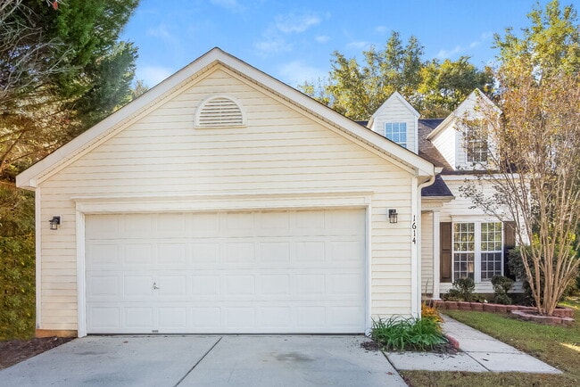 Building Photo - 1614 Royal Tree Ct