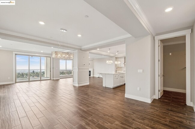 Building Photo - 6733 Skyview Dr