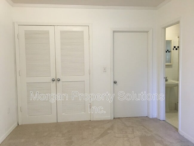 Building Photo - 1223 Poinsettia Ave