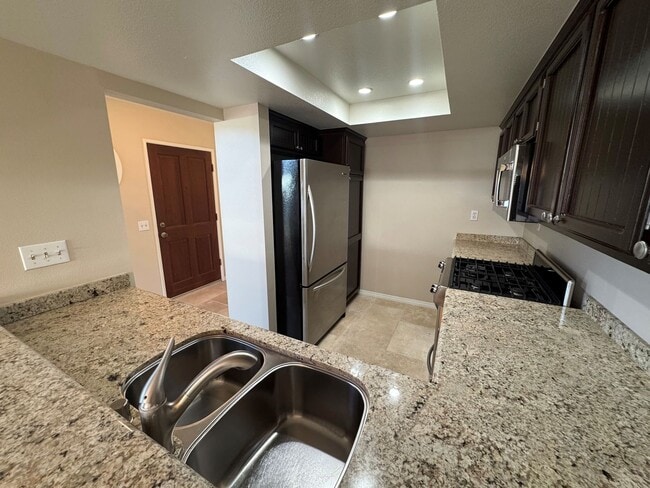 Building Photo - Townhome-Style 2BR/2.5BA + Loft | East Ventura (Beacon Court Community)