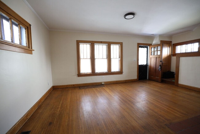 Building Photo - 552 S Terrace Ave