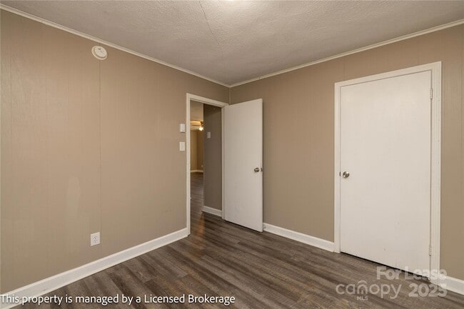 Building Photo - 213 Roslyn Rd