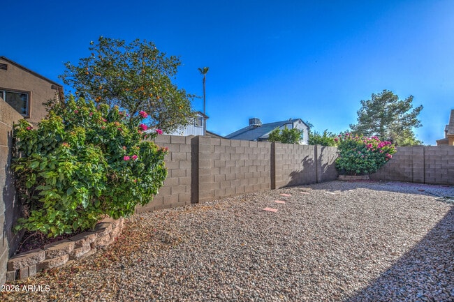 Building Photo - 815 E Calle Del Norte