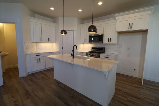 Building Photo - Upgraded Pet Friendly Lehi townhome