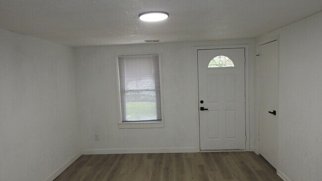 Building Photo - Newly rehabbed fully rehabbed 4 bed 2 bath...