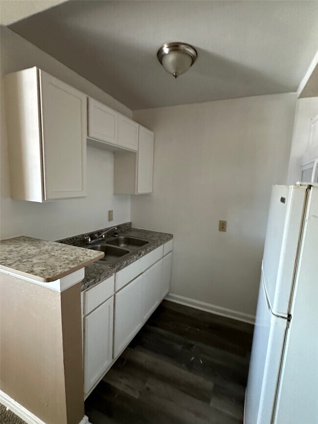 Building Photo - 516 Holiday Dr