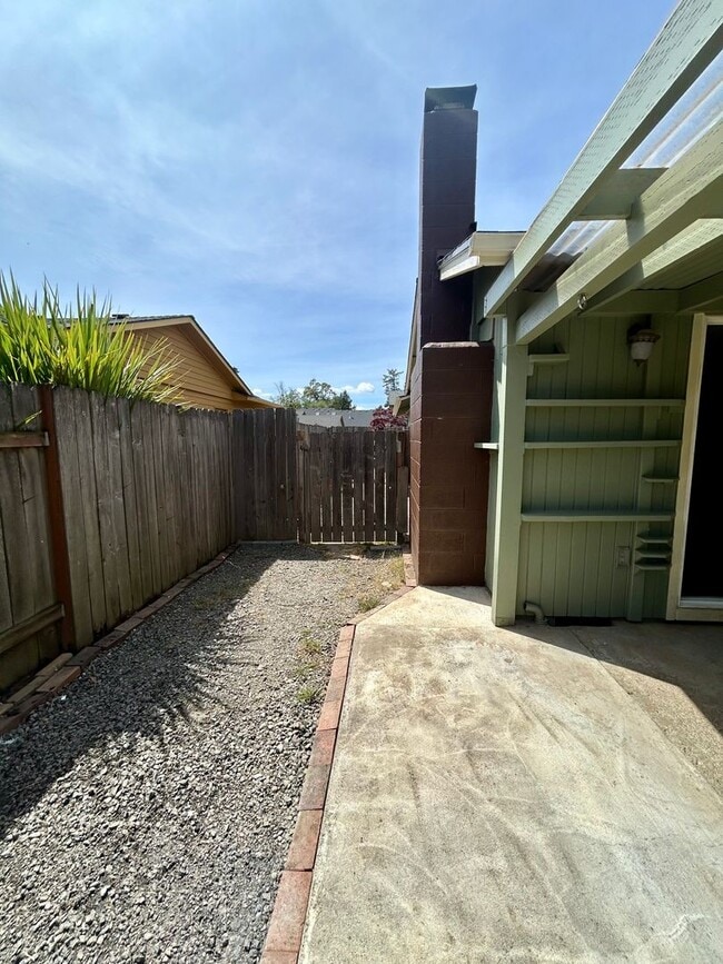 Building Photo - Charming Single Level Home - Keizer
