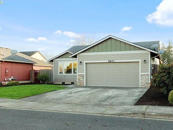 Building Photo - "Charming 3-Bed Oasis in Monmouth with Cozy Fireplace & Stylish Furnishings!"
