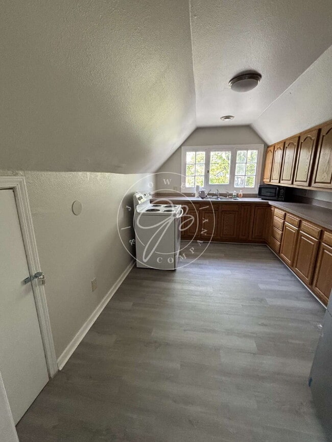 Building Photo - 1/2 off deposit with approved application! Bright & Updated 2-Bedroom Upper | Private Entry | Wat...