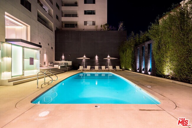 Building Photo - 838 N Doheny Dr