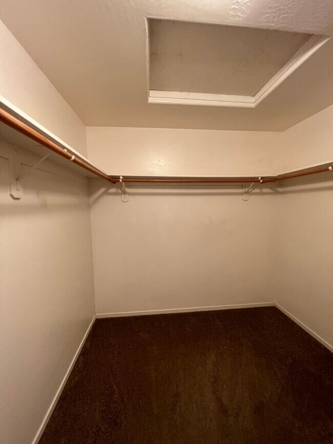 Building Photo - Beautiful NW Home for Rent 3+2 $2,300