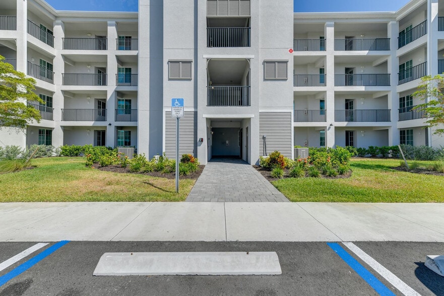 Building Photo - 12240 Wellen Golf St