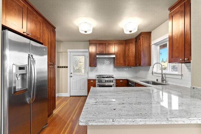 Building Photo - Gorgeous AIR CONDITIONED West Seattle Char...