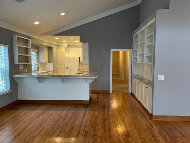 Building Photo - I STREET/22ND CORNER