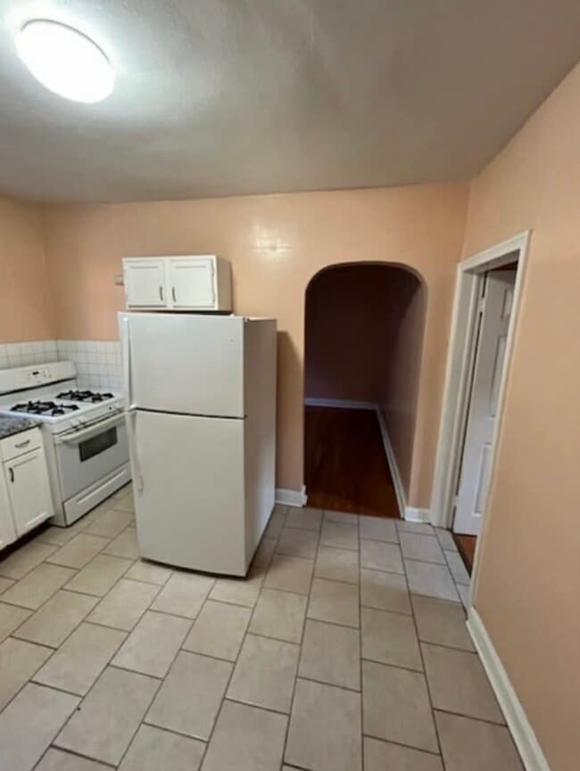 Building Photo - 5048 W Henderson St