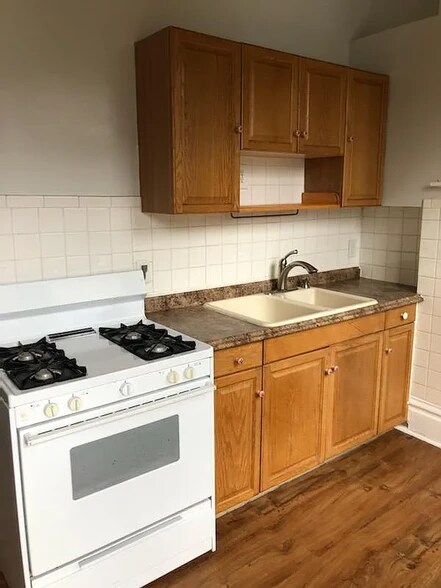 Building Photo - 619 Oak St