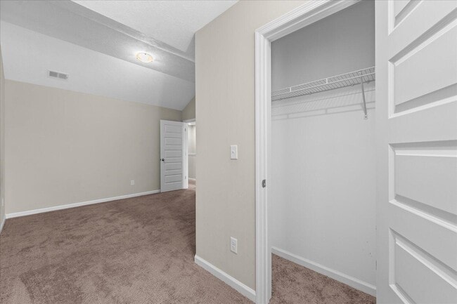 Building Photo - 1071 Linsmore Ave