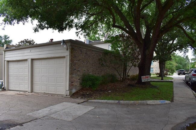 Building Photo - 6501 Gambier Ln