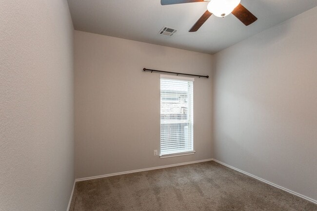 Building Photo - Comfort Meets Style – 3BR/2BA Home in Manor!