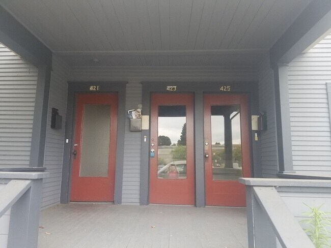 Building Photo - 425 Davis St